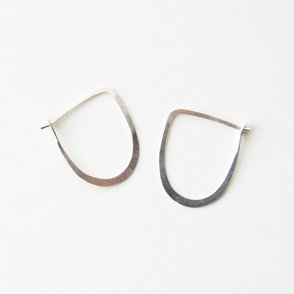 メリッサジョイマニング　small half round hoopsフープピアス